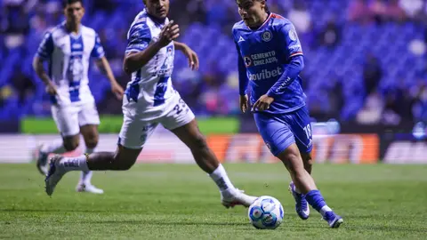 Salomón Rondón queriendo quitar un balón l MEXSPORT