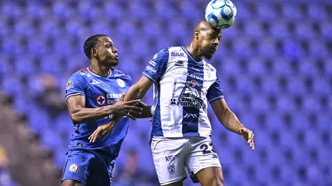 Willer Ditta bloqueando a Salomón Rondón l MEXSPORT