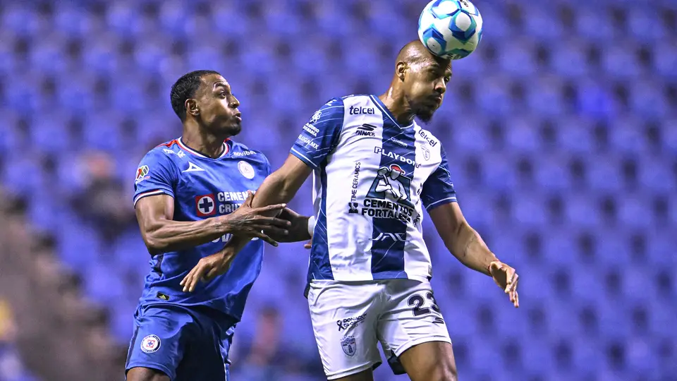 Willer Ditta bloqueando a Salomón Rondón l MEXSPORT