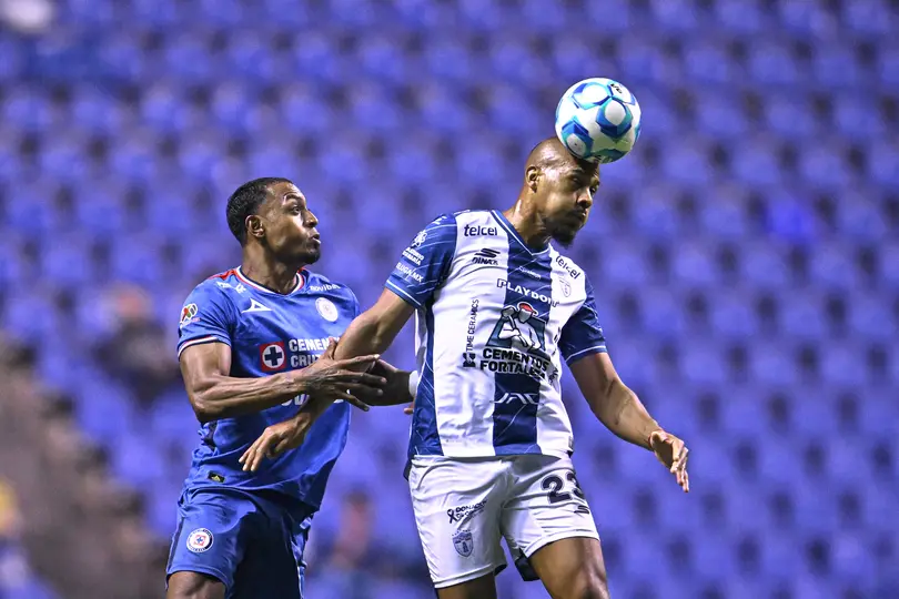 Willer Ditta bloqueando a Salomón Rondón l MEXSPORT