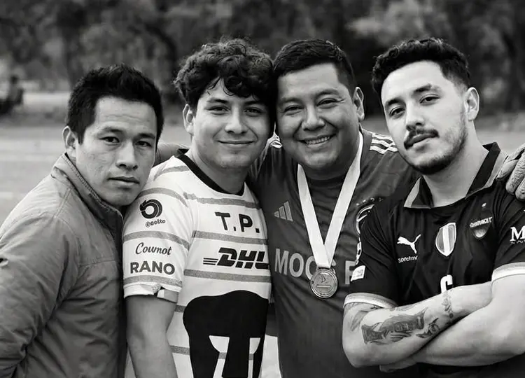 Boru con sus amistades | FB: @celayafcdaletoro