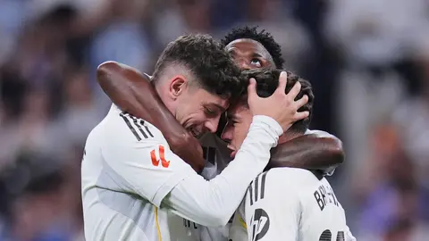 Vinicius Júnior y Federico Valverde celebrando el gol del Madrid en LaLiga | AP