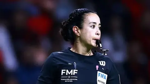 Katia Itzel García será la primera árbitra central mexicana en un Mundial varonil tras su designación para 2026. / @kigm14