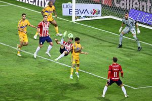Jugadores de Chivas y Tigres en la Final del CL23 | IMAGO7