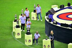 Arlindo Dos Santos y exjugadores de América en la celebración del bicampeonato en el Estadio Azteca en 2024 | MEXSPORT