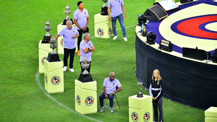 Arlindo Dos Santos y exjugadores de América en la celebración del bicampeonato en el Estadio Azteca en 2024 | MEXSPORT