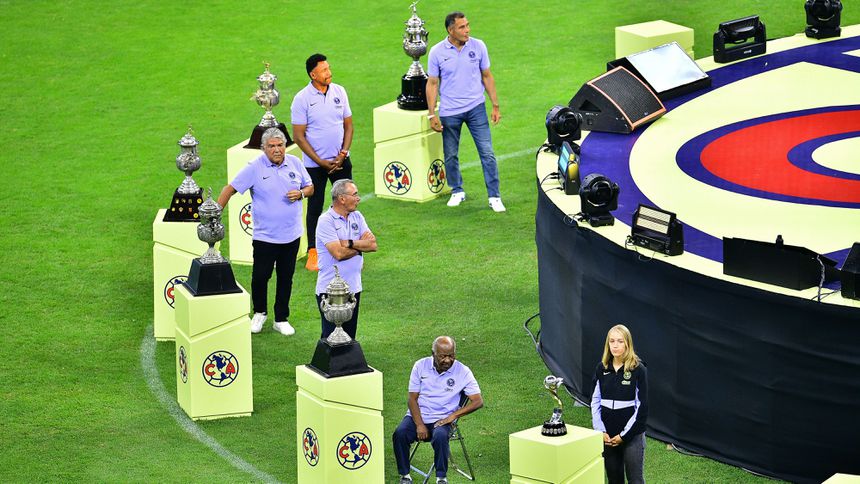 Arlindo Dos Santos y exjugadores de América en la celebración del bicampeonato en el Estadio Azteca en 2024 | MEXSPORT