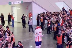 Afición de Chivas alienta al equipo previo al duelo ante Tigres
