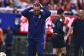 Gabriel Milito protagoniza tensos reclamos arbitrales durante el Chivas vs. Tigres