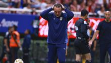 Gabriel Milito protagoniza tensos reclamos arbitrales durante el Chivas vs. Tigres