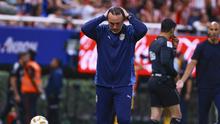 Gabriel Milito protagoniza tensos reclamos arbitrales durante el Chivas vs. Tigres