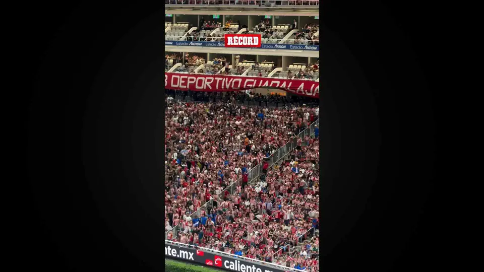 ¡AMBIENTAZO EN EL AKRON! La afición de Chivas no pierde la esperanza