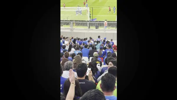 Afición de Cruz Azul lanza insultos a la árbitro Katia Itzel García