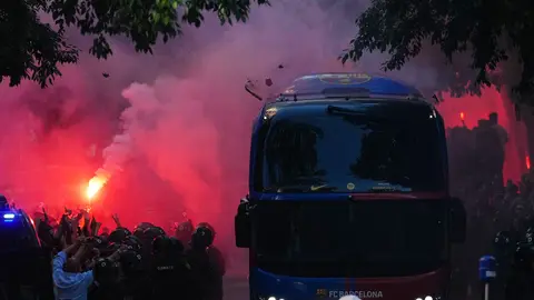 Insólito: Hinchas del Barcelona apedrean por error el autobús de su propio equipo