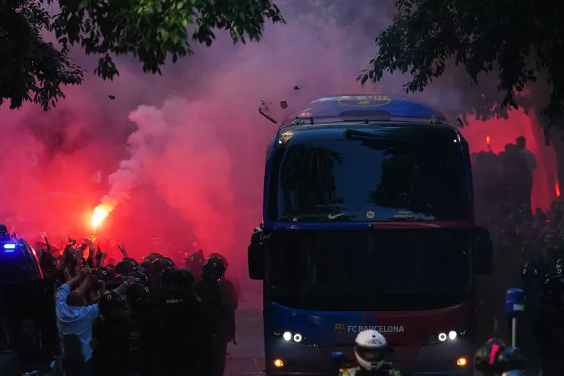 Camión de Barcelona en su llegada a Camp Nou | AP
