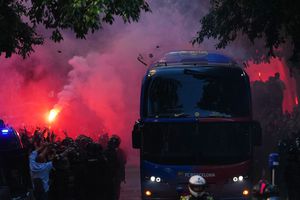 Camión de Barcelona en su llegada a Camp Nou | AP