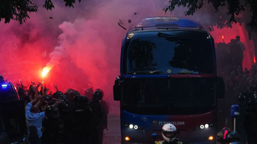 Camión de Barcelona en su llegada a Camp Nou | AP
