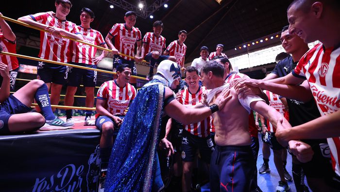 Jugadores de Chivas con Atlantis | X: @Atlantis_CMLL