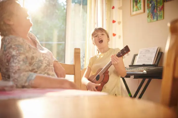 Las serenatas y dedicatorias musicales siguen siendo una tradición del 10 de mayo en México. / iStock