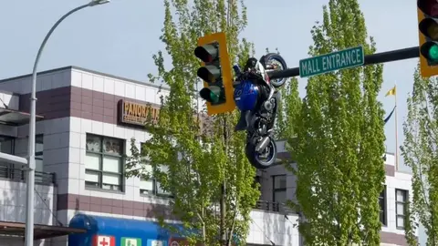 Equipos de rescate trabajaron para retirar la motocicleta que quedó incrustada en la estructura del semáforo./ X: @sarbrajskahlon