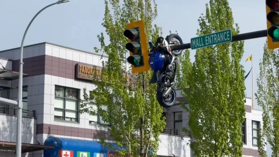 Equipos de rescate trabajaron para retirar la motocicleta que quedó incrustada en la estructura del semáforo./ X: @sarbrajskahlon