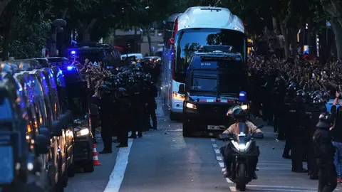 Camión de Real Madrid en su llegada a Camp Nou | AP