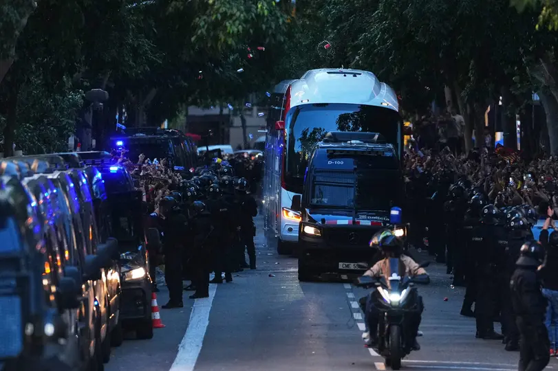 Camión de Real Madrid en su llegada a Camp Nou | AP