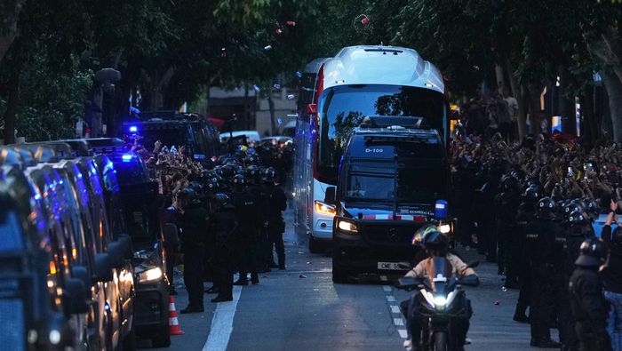 Camión de Real Madrid en su llegada a Camp Nou | AP