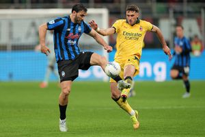 Milan cae, en San Siro, ante Atalanta y pone en drama su boleto a Champions; Santi Giménez fue titular