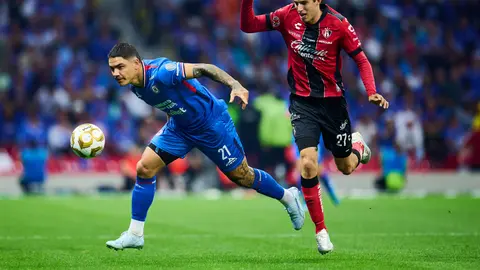Cruz Azul y Atlas disputan el balón | MEXSPORT
