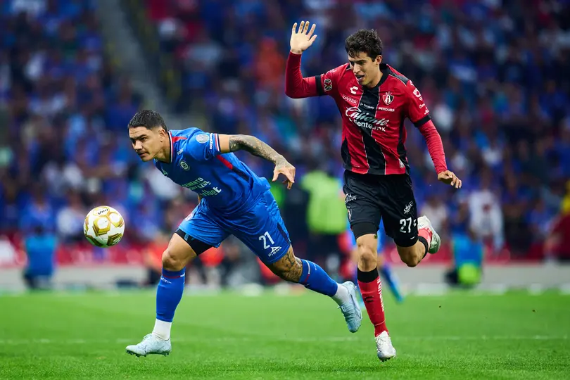Cruz Azul y Atlas disputan el balón | MEXSPORT