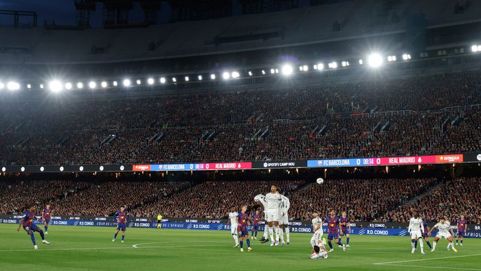 Panorámica del Camp Nou durante el partido de Barcelona contra Real Madrid | AP
