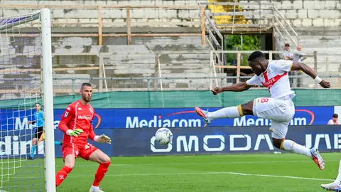 Caleb Ekuban en el partido de Fiorentina contra Genoa en la Serie A | AP