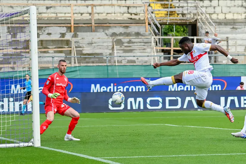 Caleb Ekuban en el partido de Fiorentina contra Genoa en la Serie A | AP