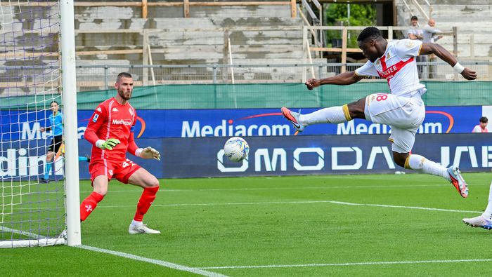 Caleb Ekuban en el partido de Fiorentina contra Genoa en la Serie A | AP