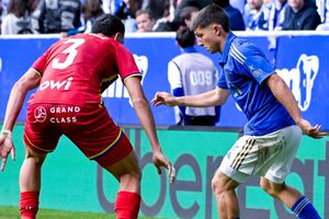 Real Oviedo sobrevive con nueve ante Getafe y aplaza su descenso en LaLiga