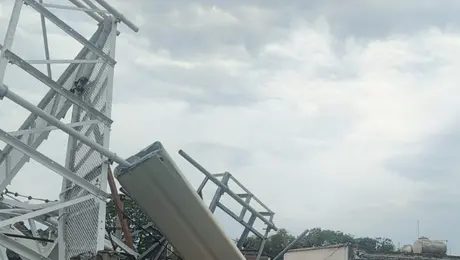 Antena de 30 metros se desploma sobre viviendas en la GAM y moviliza a cuerpos de emergencia