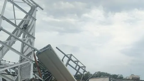 Antena de 30 metros se desploma sobre viviendas en la GAM y moviliza a cuerpos de emergencia