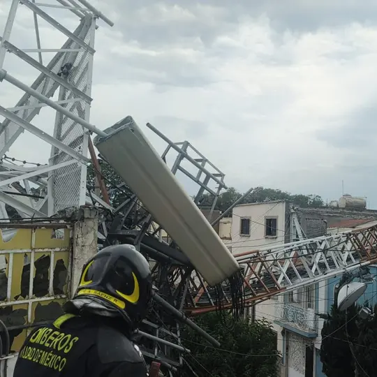 La caída de una torre de radiocomunicaciones generó una intensa movilización de servicios de emergencia en la alcaldía Gustavo A. Madero. / @SGIRPC_CDMX