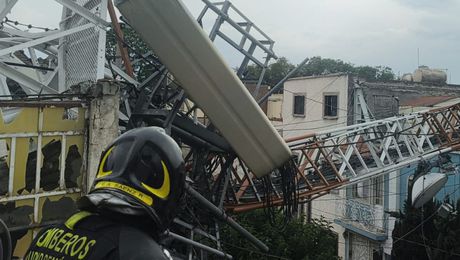 Antena de 30 metros se desploma sobre viviendas en la GAM y moviliza a cuerpos de emergencia