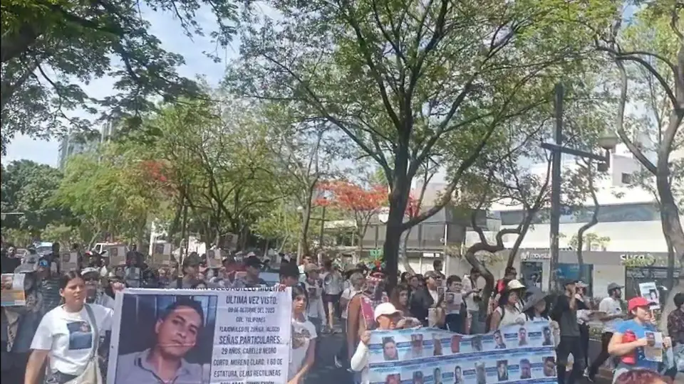 Familias de personas desaparecidas portaron fotografías, pancartas y fichas de búsqueda durante las manifestaciones./ El Occidental