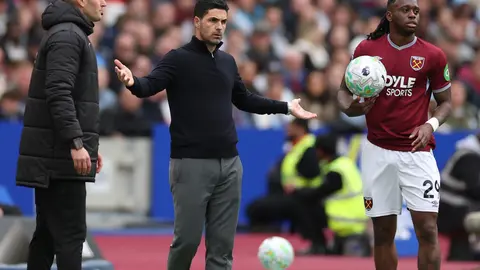 Mikel Arteta en el partido de West Ham contra Arsenal | AP
