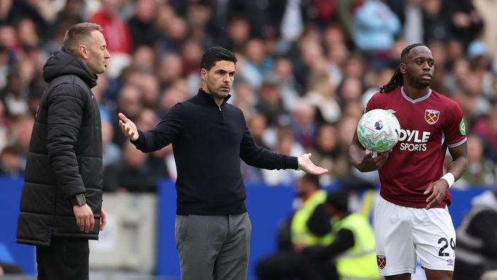 Mikel Arteta en el partido de West Ham contra Arsenal | AP