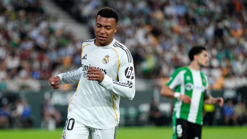 Kylian Mbappé con Real Madrid en el partido ante Betis en LaLiga | AP