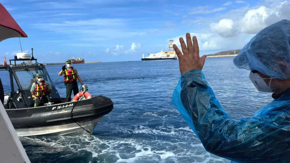 El crucero arribó al puerto de Granadilla, Tenerife, bajo estrictas medidas de bioseguridad./ AP