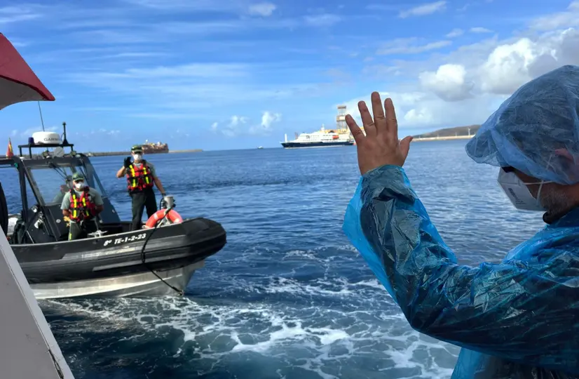 El crucero arribó al puerto de Granadilla, Tenerife, bajo estrictas medidas de bioseguridad./ AP