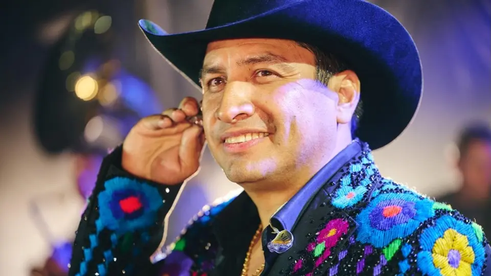 Julión Álvarez recibe fuerte golpe en la cara en pleno show / VIDEO