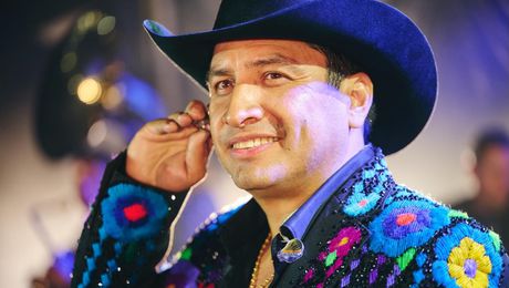 Julión Álvarez recibe fuerte golpe en la cara en pleno show / VIDEO