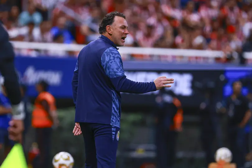 Gabriel Milito dando indicaciones en el Chivas contra Tigres | MEXSPORT