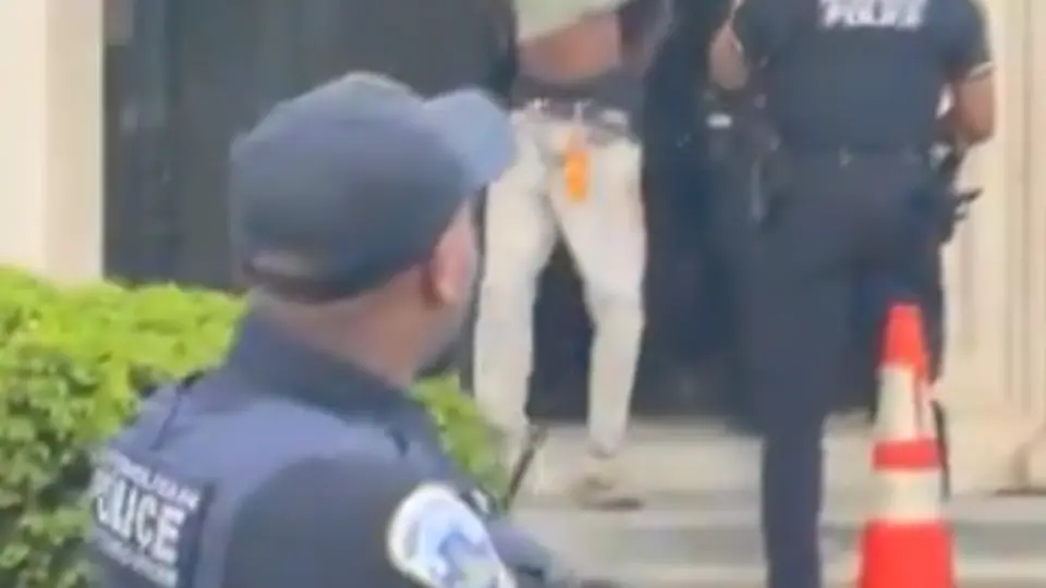 Elementos de seguridad rodearon el Instituto Cultural Mexicano en Washington D.C. tras el ingreso de un hombre armado que huía de la policía. / X: @emoctezumab